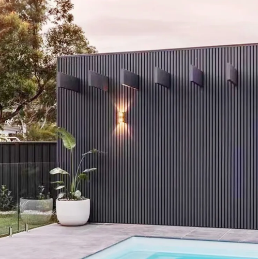 Comment fixer du bois sur un mur : guide pratique et étapes